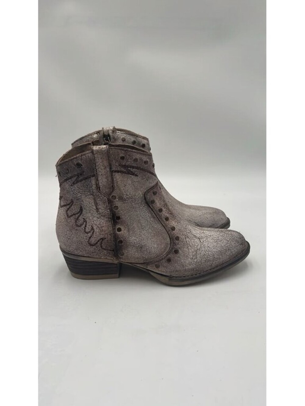 Women’s Circle G metallic studded fashion booties Size 8M